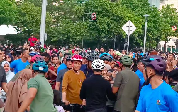 Jokowi dan istri di CFD Jakarta