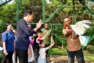 Presiden Jokowi dan keluarga liburan ke TMII.